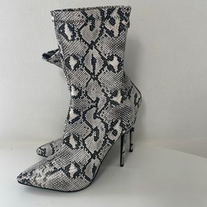 Please see all pictures and video